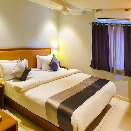 Hotel Nova Star Rajkot Exteriör bild