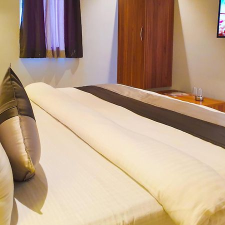 Hotel Nova Star Rajkot Exteriör bild