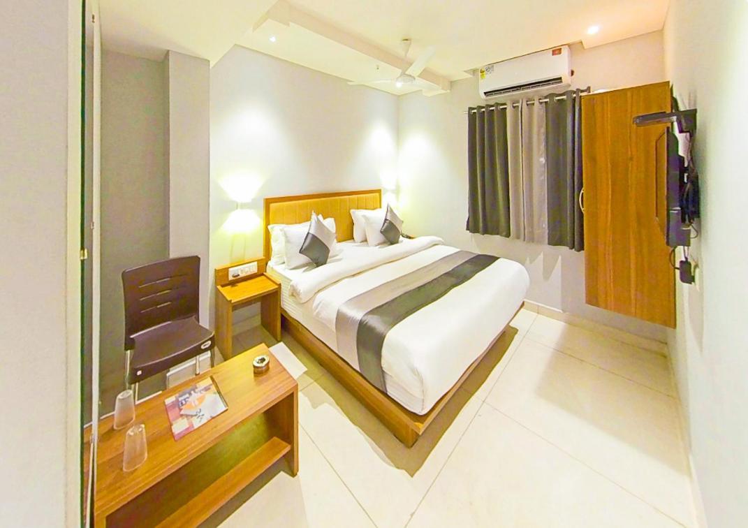 Hotel Nova Star Rajkot Exteriör bild