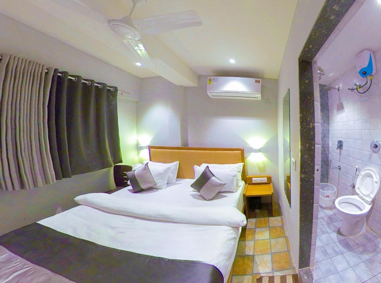 Hotel Nova Star Rajkot Exteriör bild
