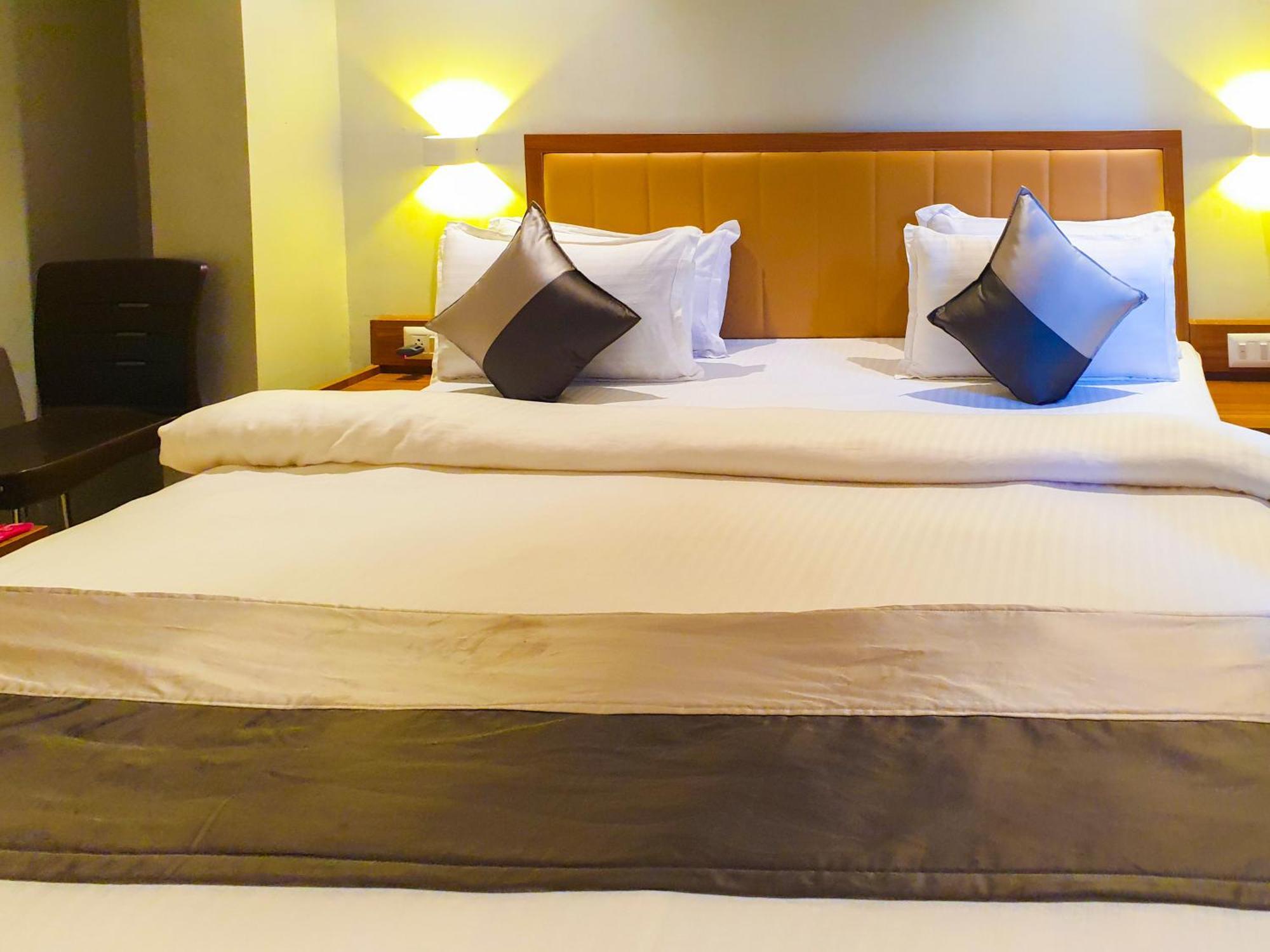 Hotel Nova Star Rajkot Exteriör bild