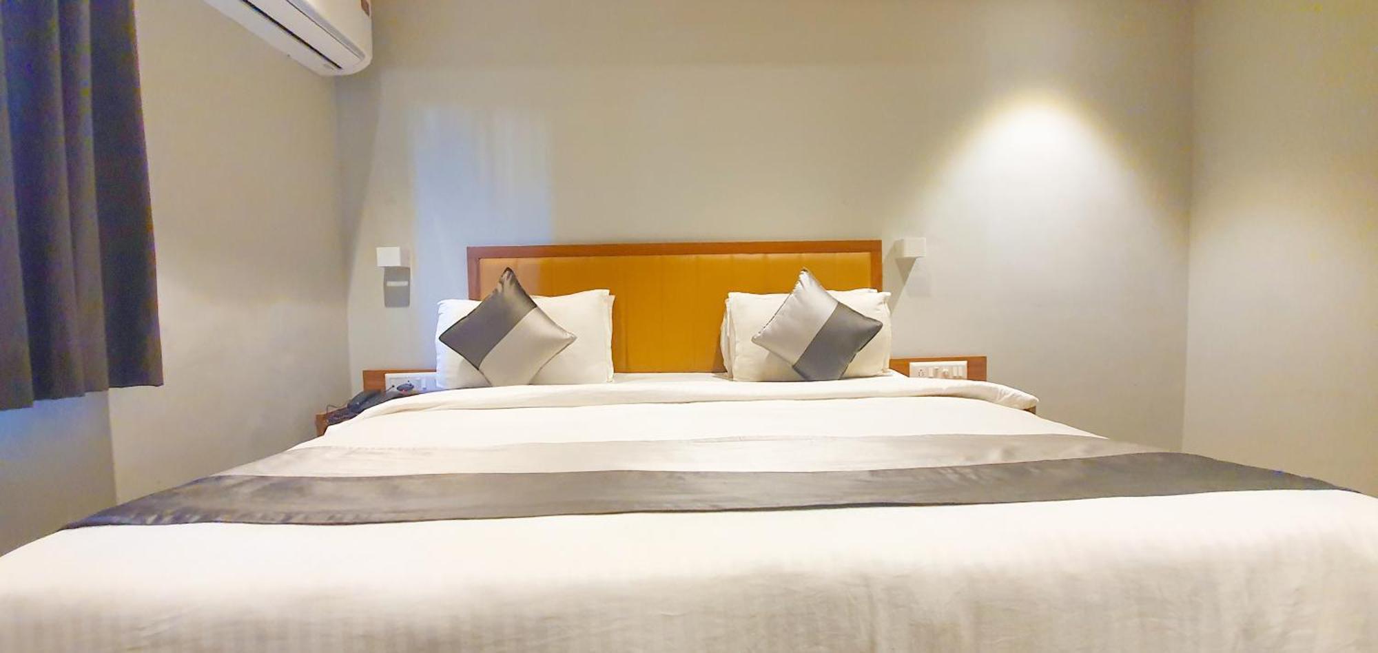 Hotel Nova Star Rajkot Exteriör bild