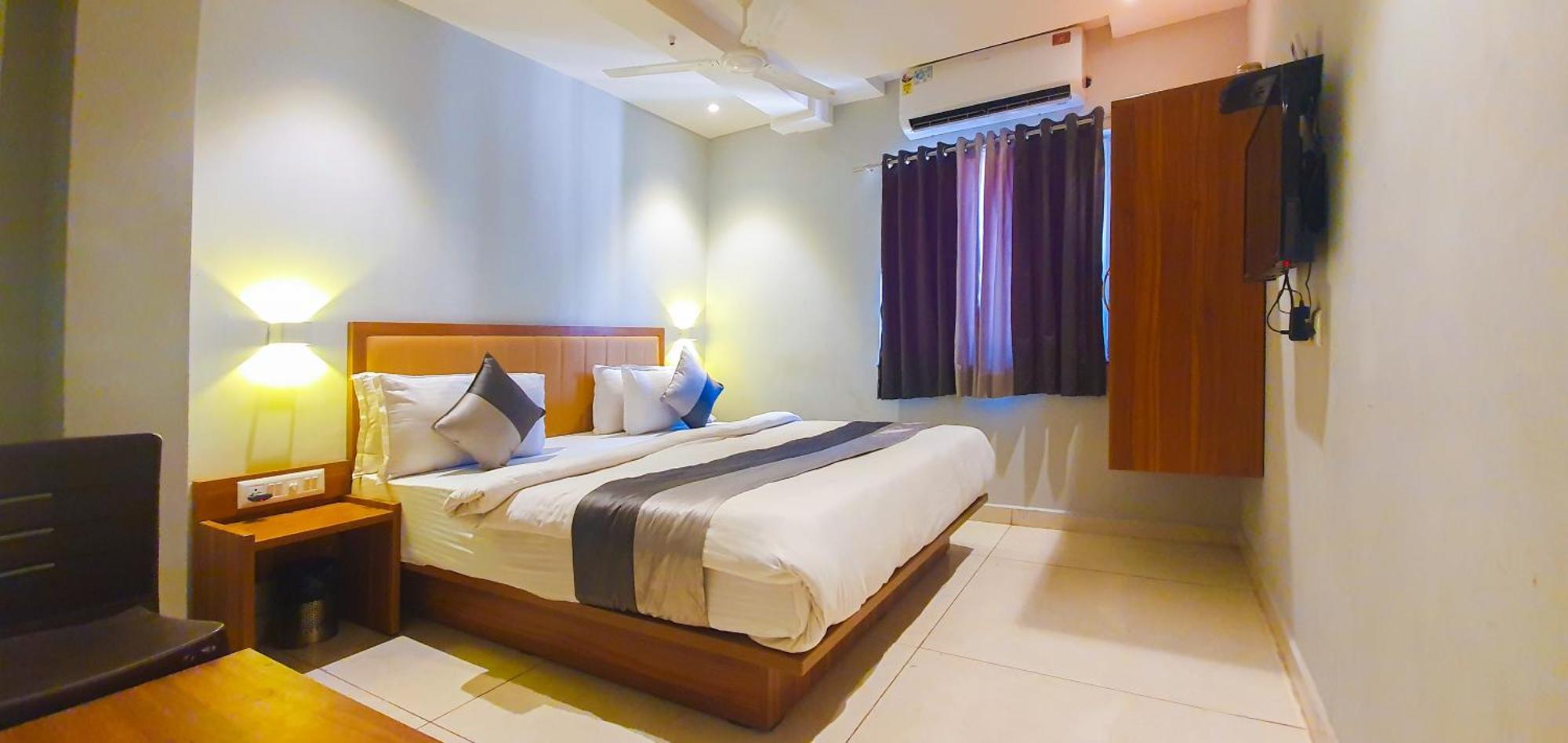 Hotel Nova Star Rajkot Exteriör bild