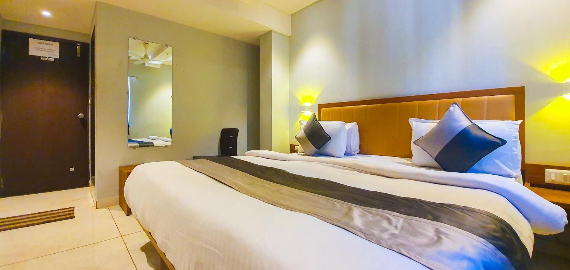 Hotel Nova Star Rajkot Exteriör bild