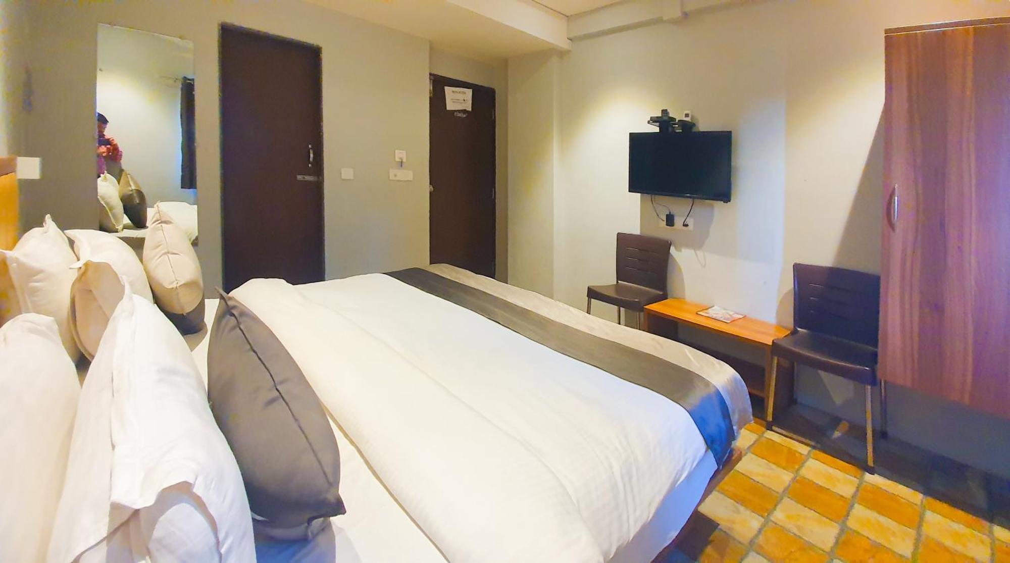 Hotel Nova Star Rajkot Exteriör bild
