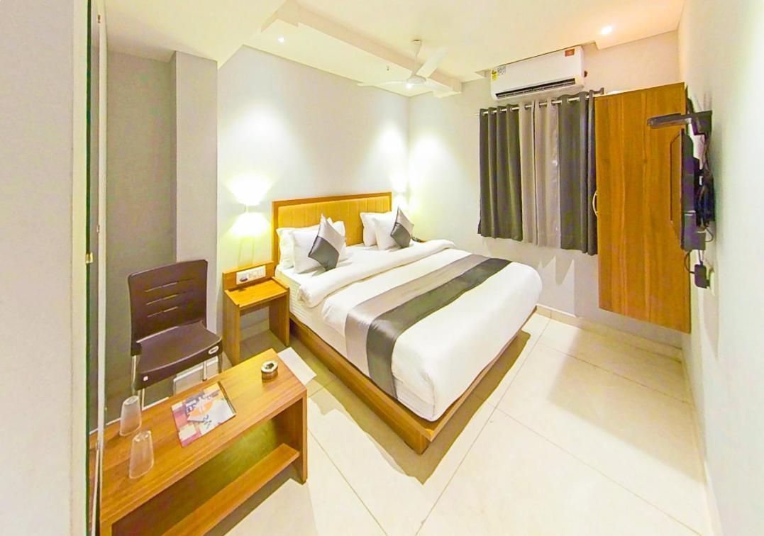 Hotel Nova Star Rajkot Exteriör bild