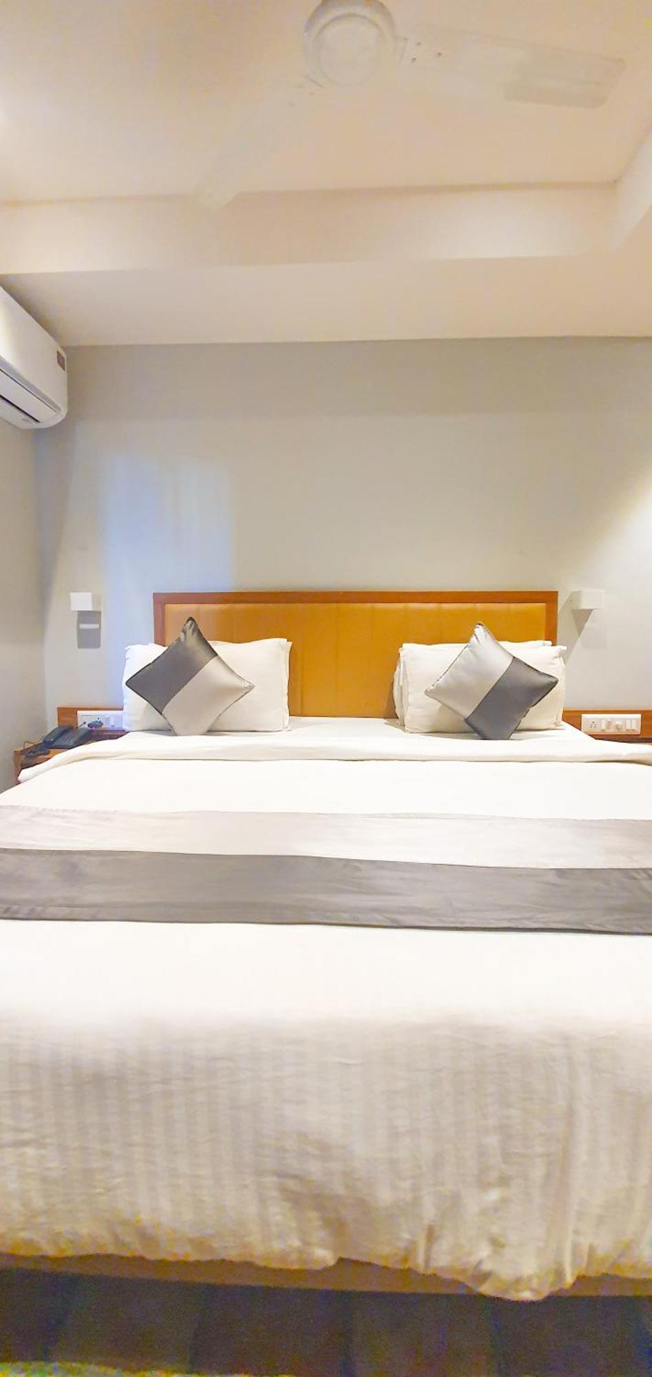 Hotel Nova Star Rajkot Exteriör bild