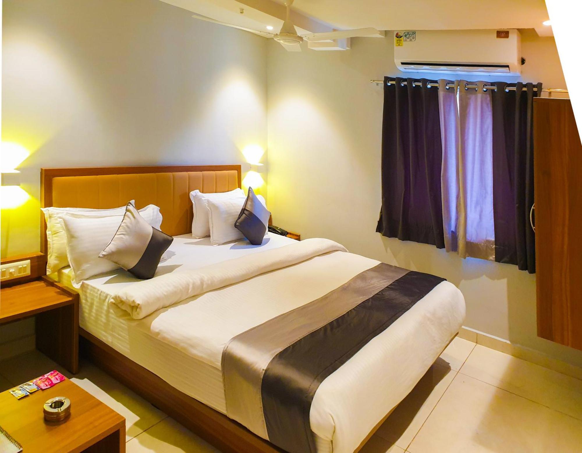 Hotel Nova Star Rajkot Exteriör bild