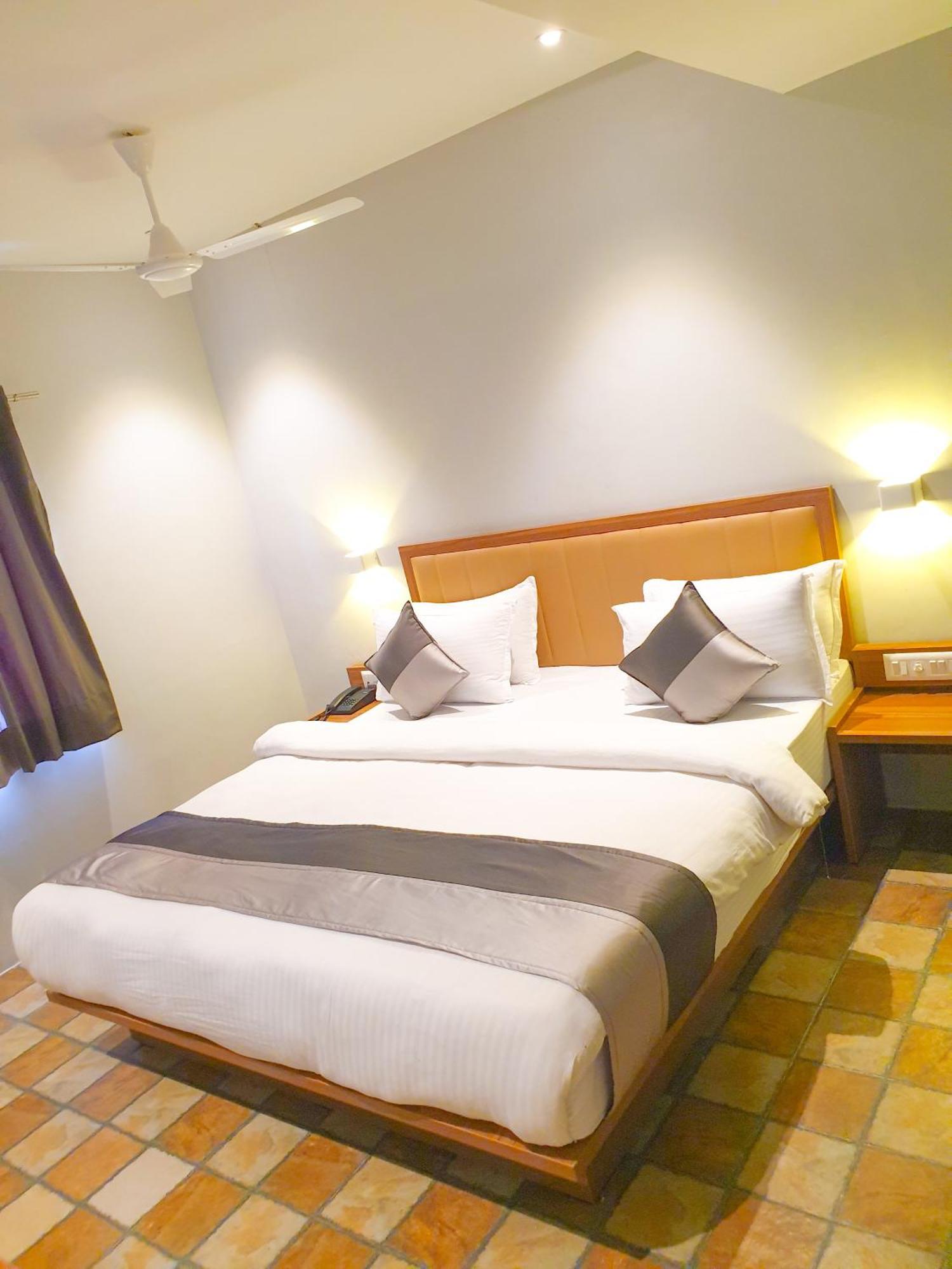 Hotel Nova Star Rajkot Exteriör bild