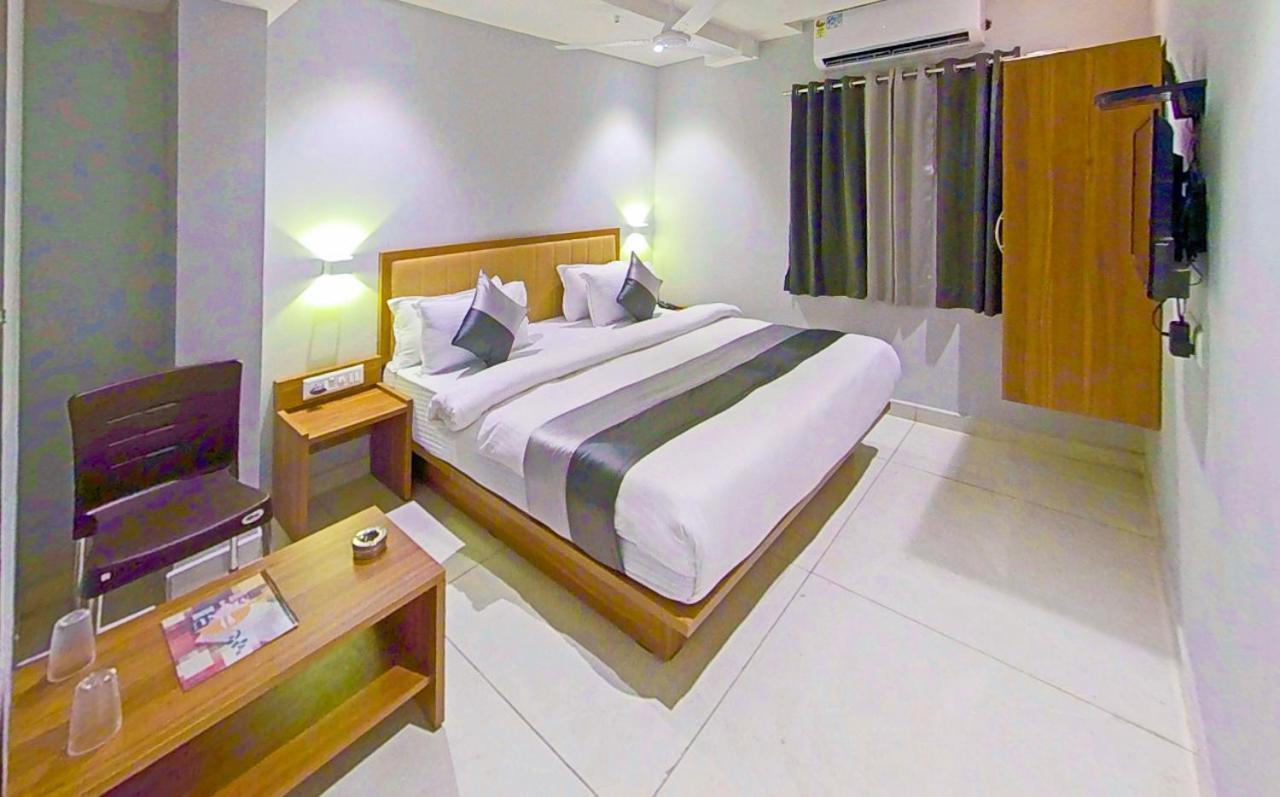 Hotel Nova Star Rajkot Exteriör bild