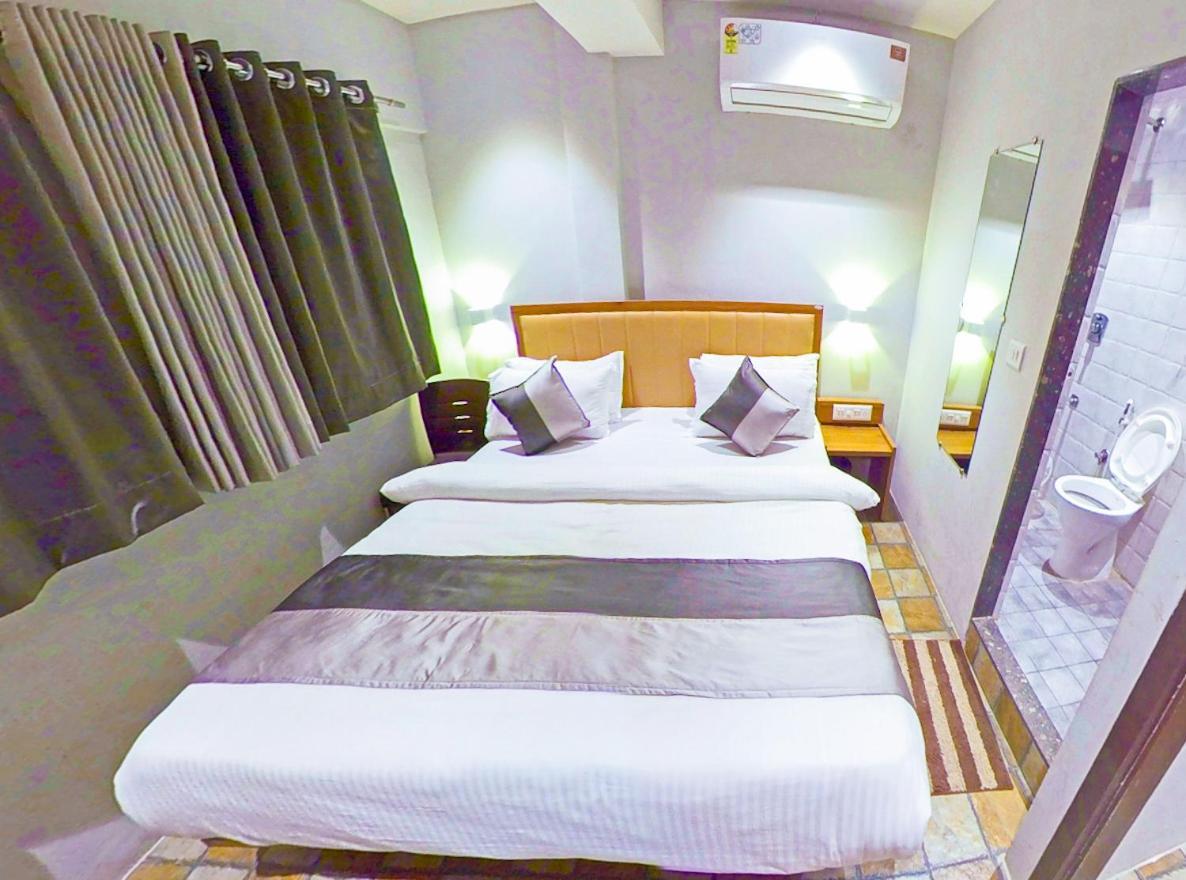 Hotel Nova Star Rajkot Exteriör bild