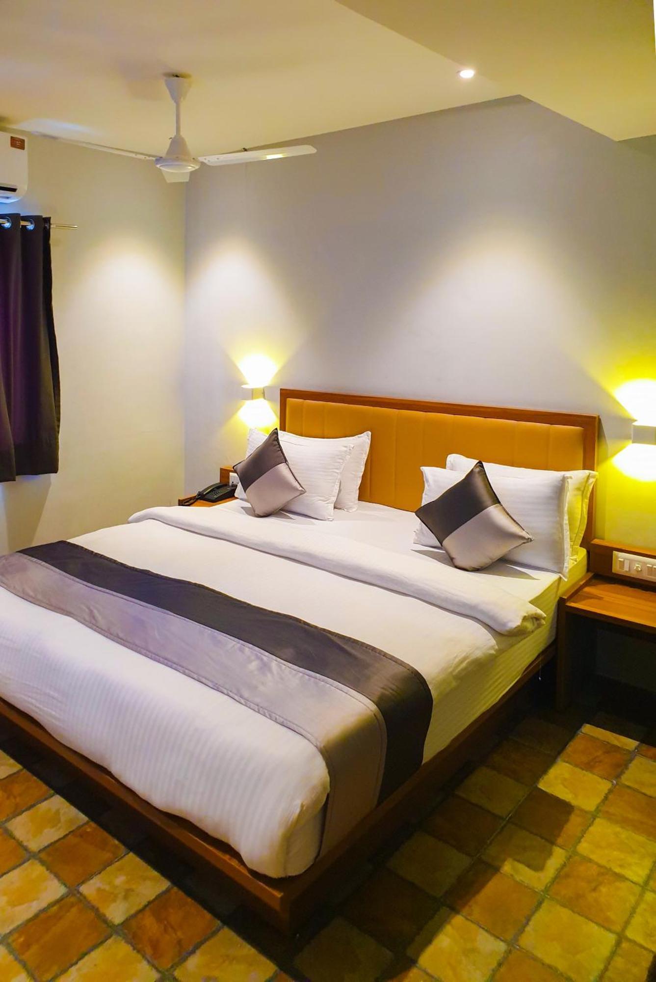 Hotel Nova Star Rajkot Exteriör bild