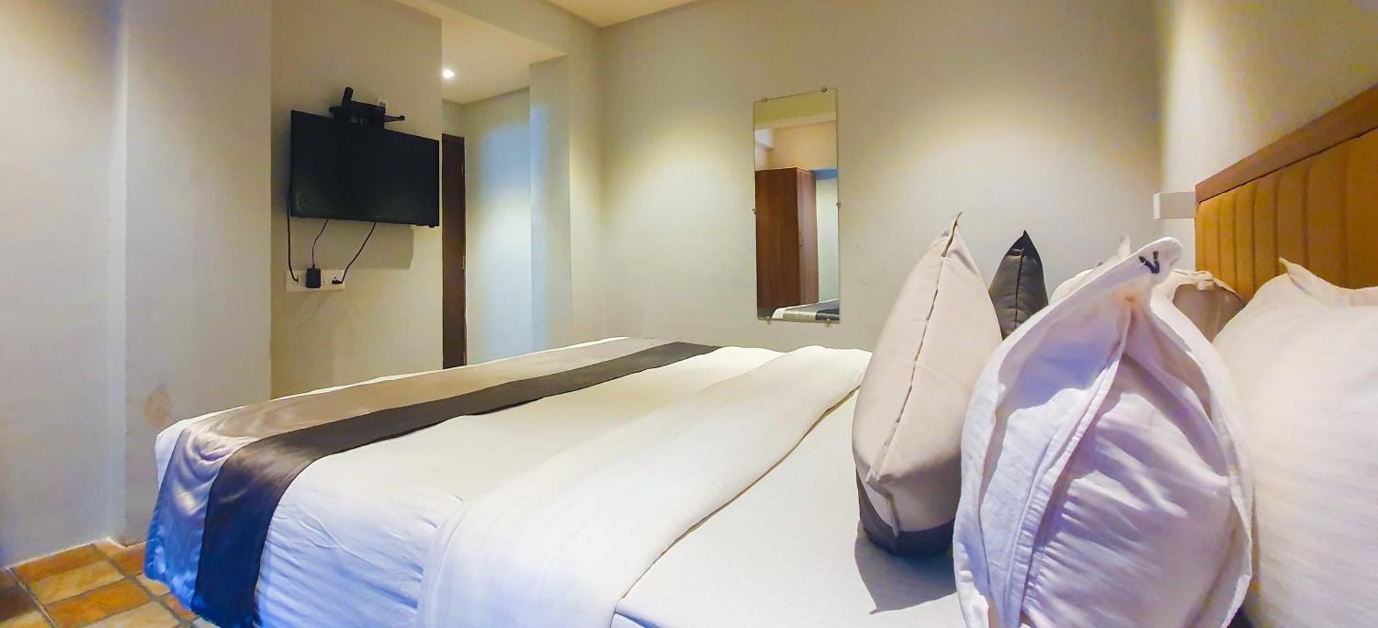 Hotel Nova Star Rajkot Exteriör bild