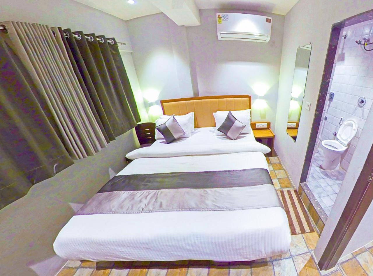Hotel Nova Star Rajkot Exteriör bild