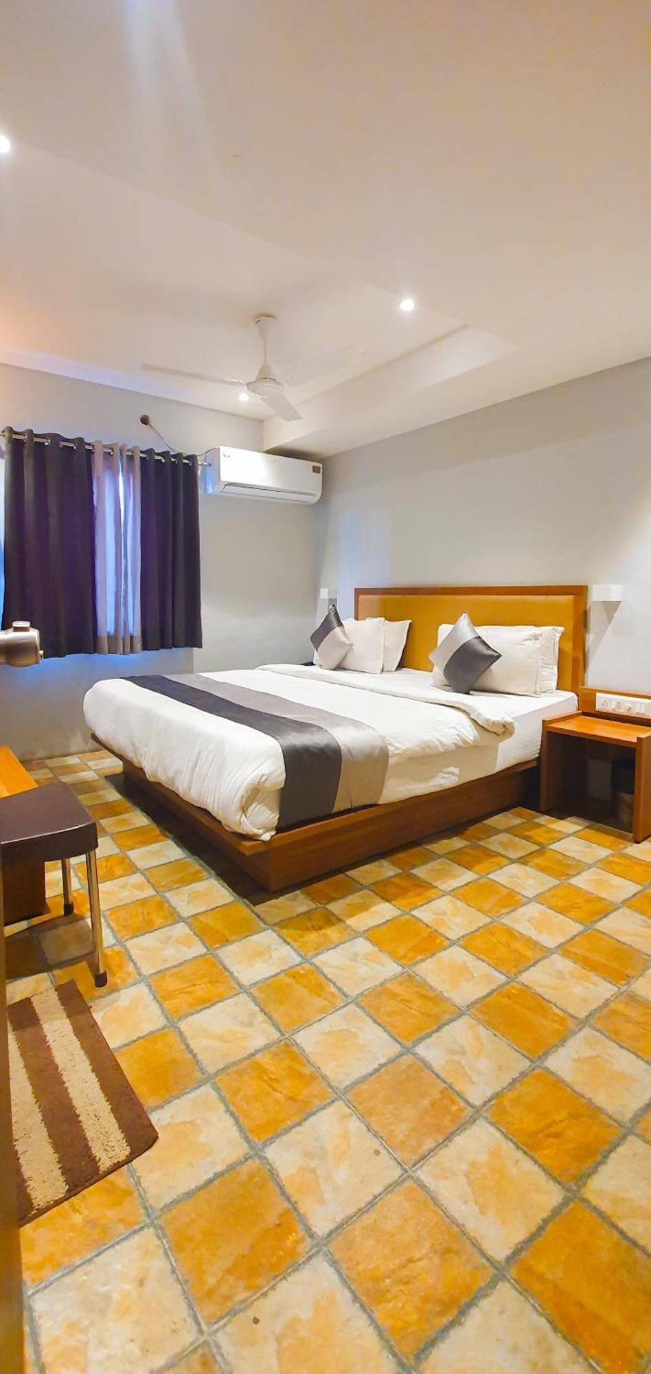 Hotel Nova Star Rajkot Exteriör bild