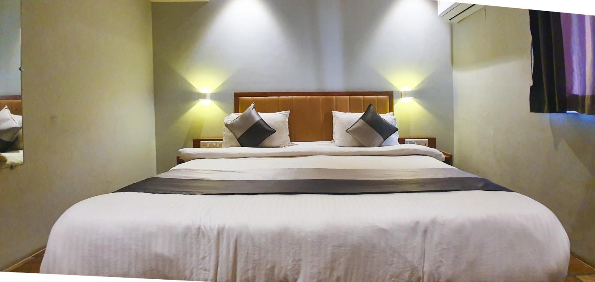 Hotel Nova Star Rajkot Exteriör bild