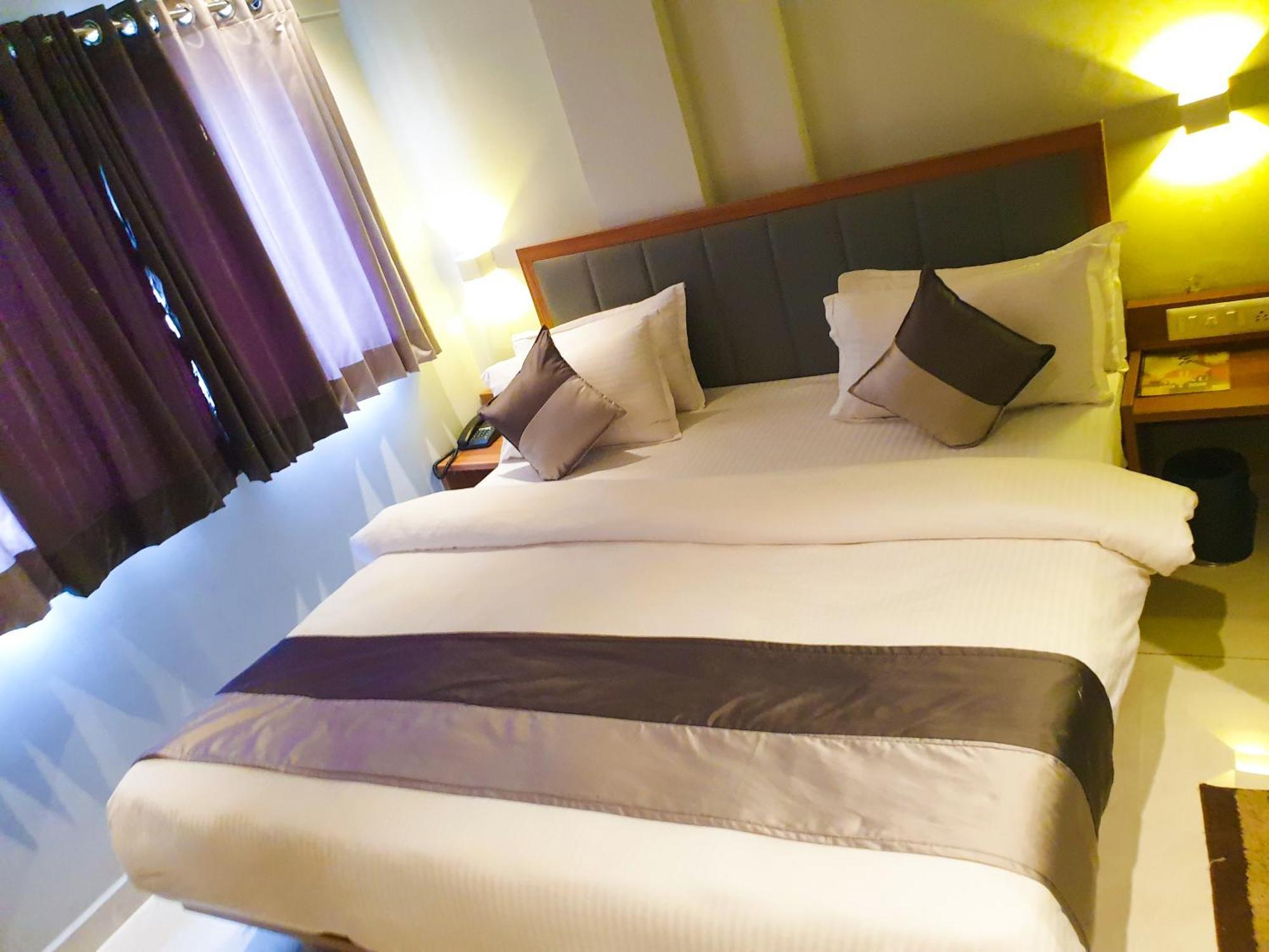 Hotel Nova Star Rajkot Exteriör bild