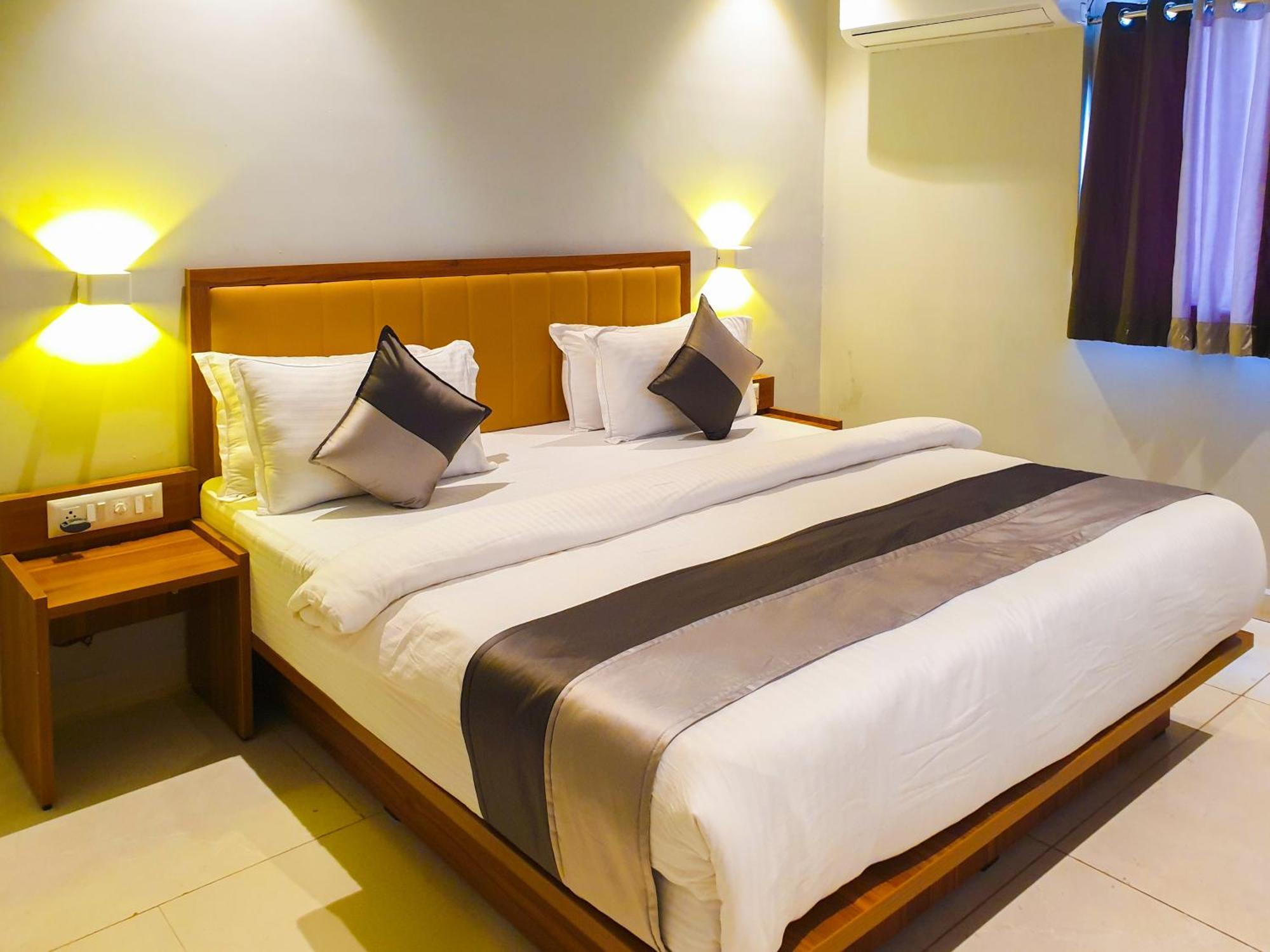 Hotel Nova Star Rajkot Exteriör bild