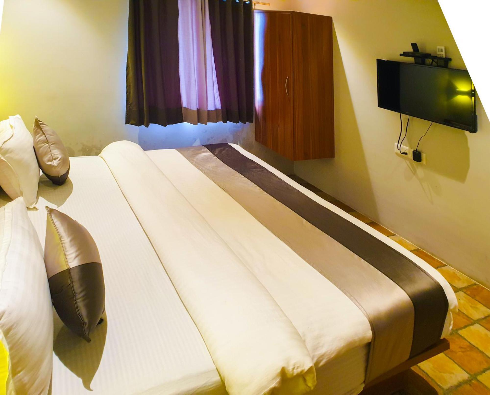 Hotel Nova Star Rajkot Exteriör bild